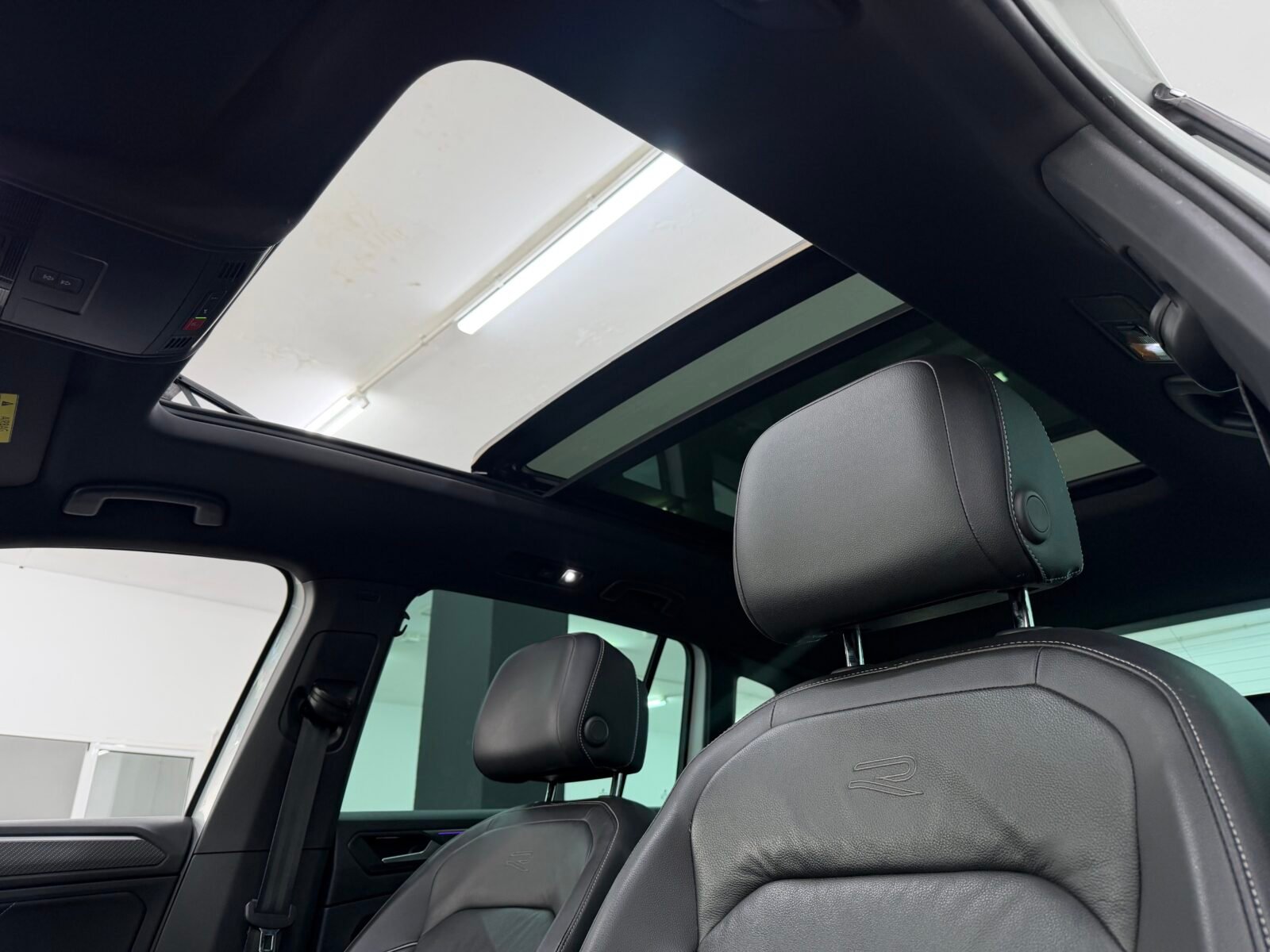 VOLKSWAGEN Tiguan R Line 